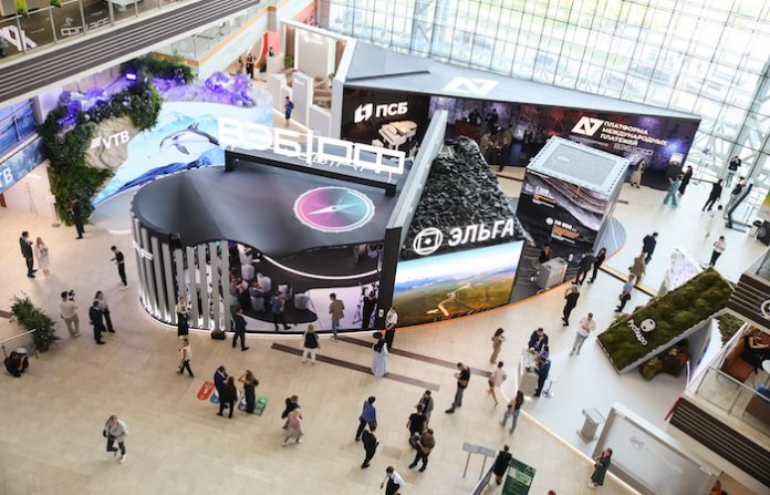 Muestran un piano que toca sin músico en el Foro Económico Oriental