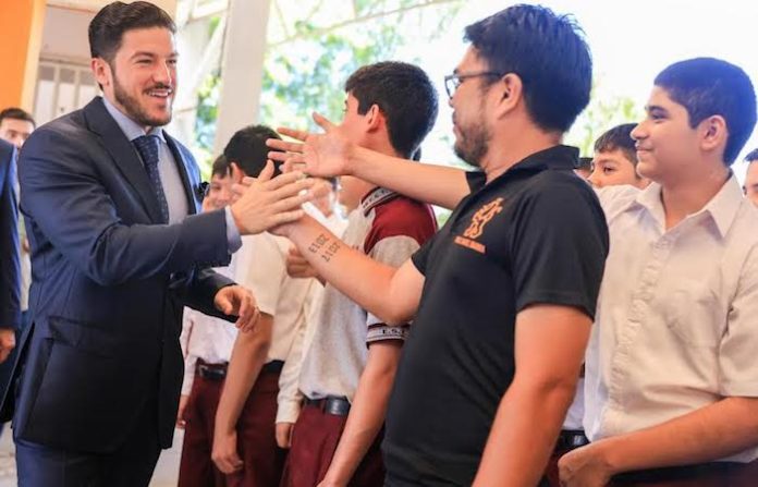 Samuel García entrega más de 17 mil kits escolares en arranque del ciclo 2025-2026