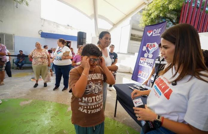 Lorena de la Garza refuerza su cercanía con vecinos de Monterrey