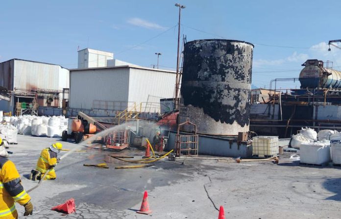 Controlan bomberos de San Nicolás incendio en empresa Zinc Nacional