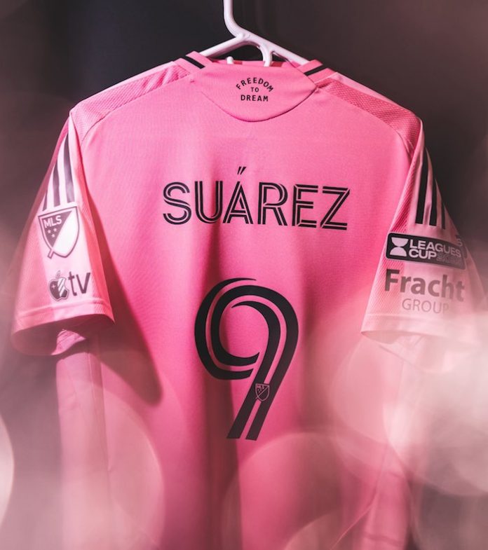 Video: Suárez descalificado por seis partidos por escupir