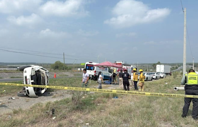 Volcadura en Linares deja una mujer muerta y un lesionado