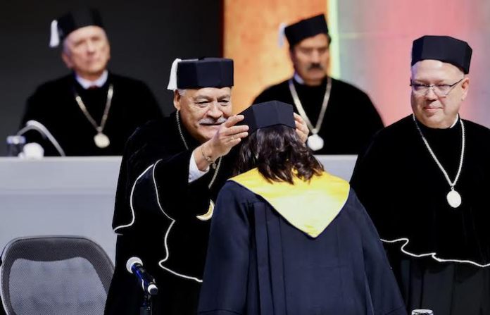 UANL distingue a 12 catedráticos con el nombramiento de Profesor Emérito y reconoce a 115 egresados por excelencia académica