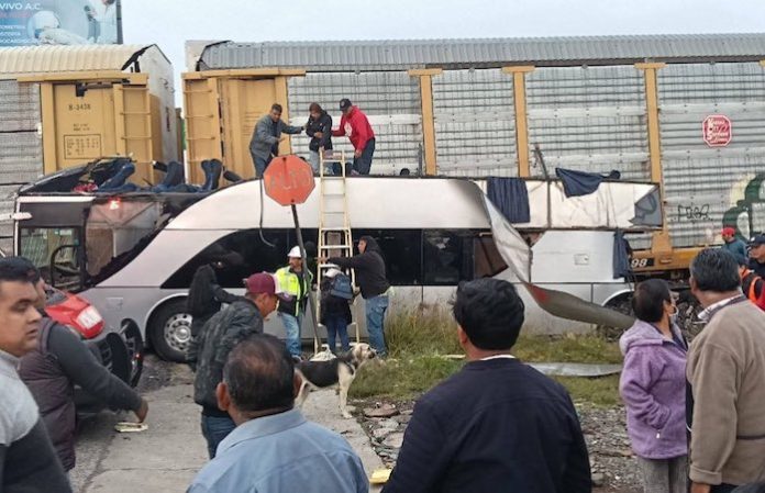 Arrestan a conductor de autobús que chocó contra tren en el centro de México