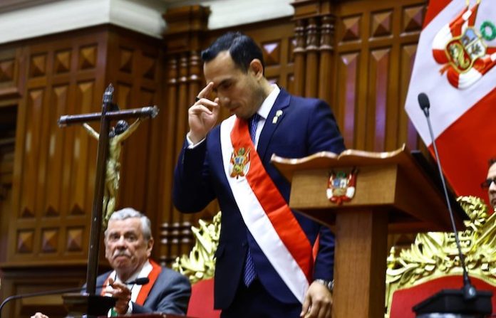 Cambio de mando a la peruana: el Congreso se corona tras la caída de Boluarte