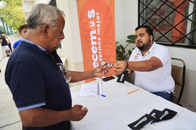 Guadalupe refuerza atención visual con entrega de lentes a familias
