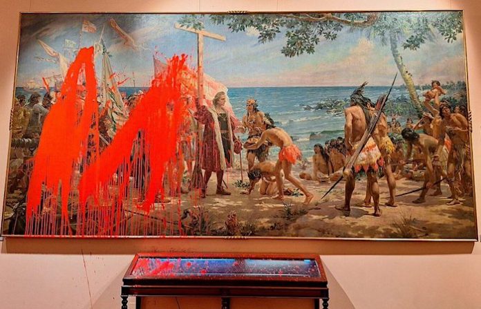 Video: Activistas arrojan pintura a un cuadro de Colón en un museo de Madrid