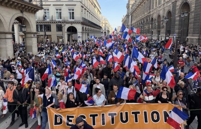 Miles de personas salen a las calles de París para exigir la dimisión de Macron