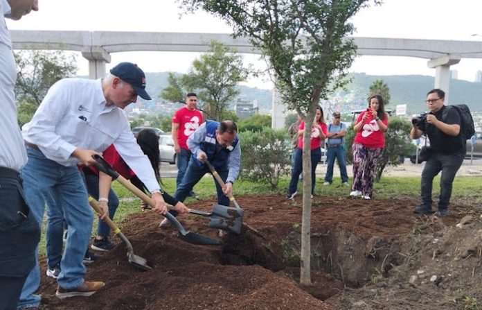 Monterrey impulsa la reforestación urbana con nueva jornada verde en la Plaza Monumento Las Naciones
