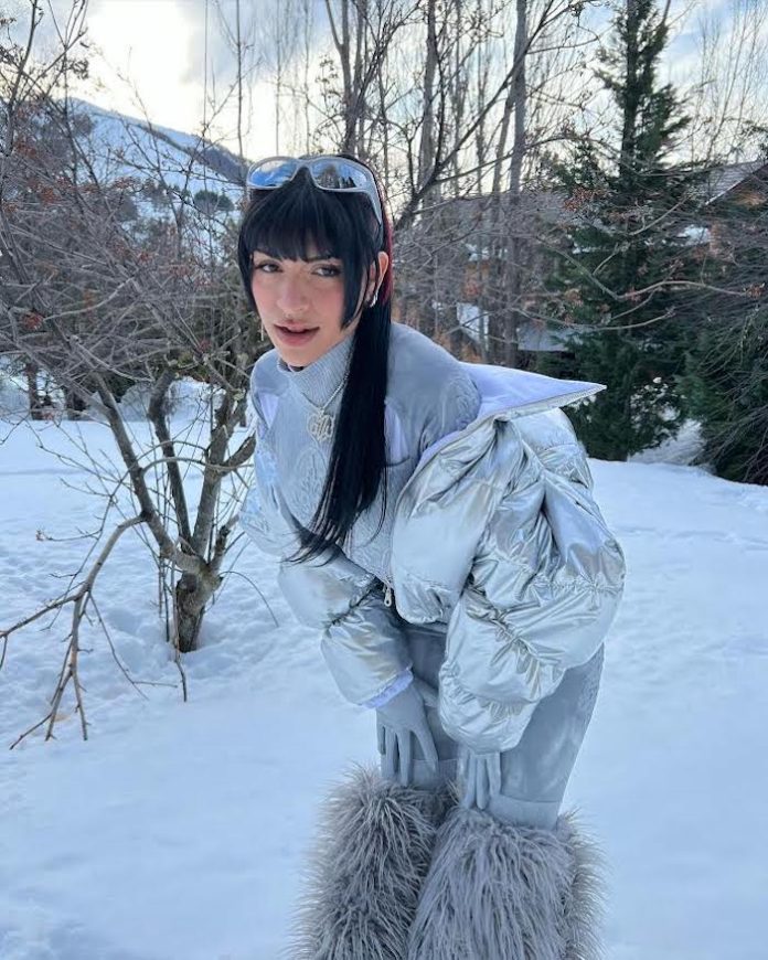 Cazzu detiene su show para decir “basta de odio” y manda mensaje viral sobre Nodal y Ángela Aguilar