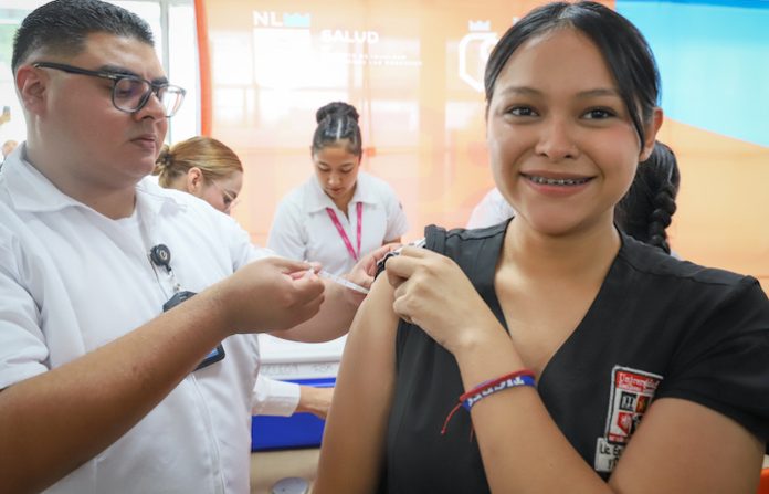 Inicia campaña de vacunación invernal con triple protección en Nuevo León