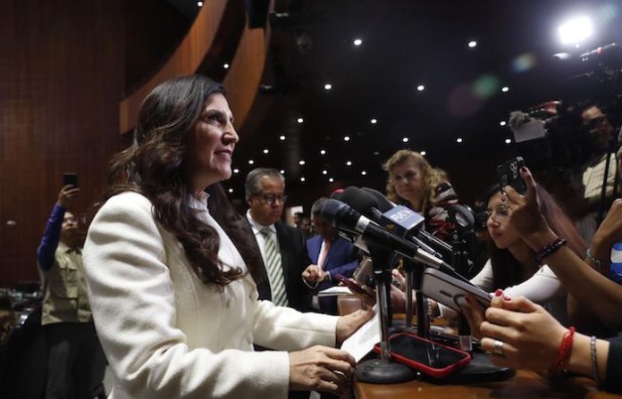 Diputados y funcionarios deben transparentar situación de sus visas, pide López Rabadán