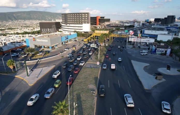 Amplían carril reversible vespertino en Paseo de los Leones para mejorar movilidad