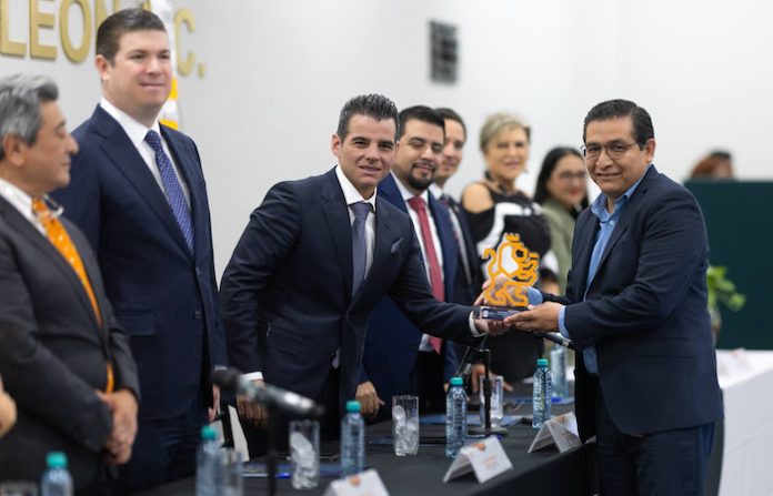 Defensores Públicos de Nuevo León reciben homenaje por su trayectoria