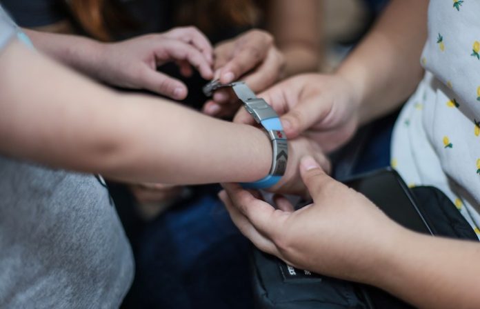 Santiago refuerza la seguridad de personas con TEA con pulseras de localización