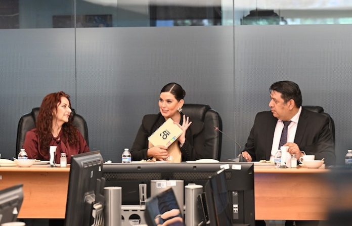 Ana Isabel González exhorta a estudiantes de derecho a informarse y formarse integralmente