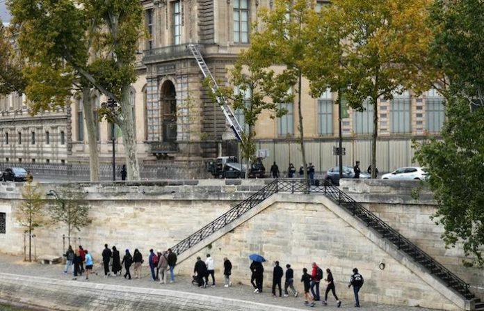 El robo del Louvre llega hasta el Palacio del Elíseo: Macron promete que las joyas serán devueltas