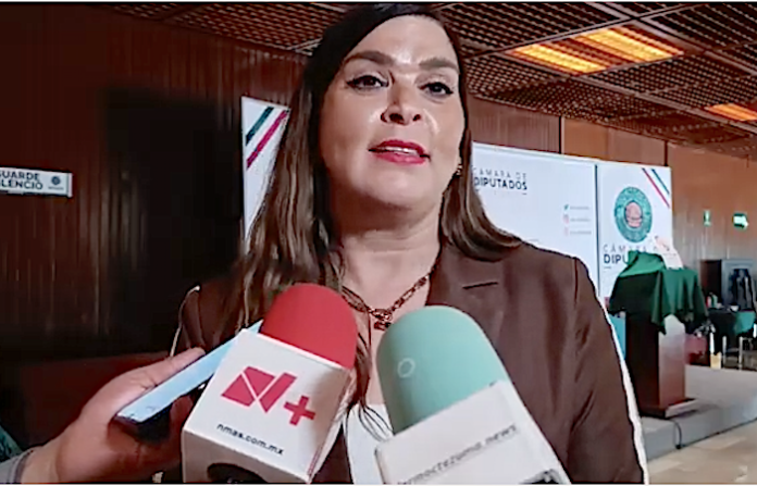 Anita González cuestiona a la SEP: escuelas sin pupitres, sin deporte y sin apoyo real a maestras y alumnos