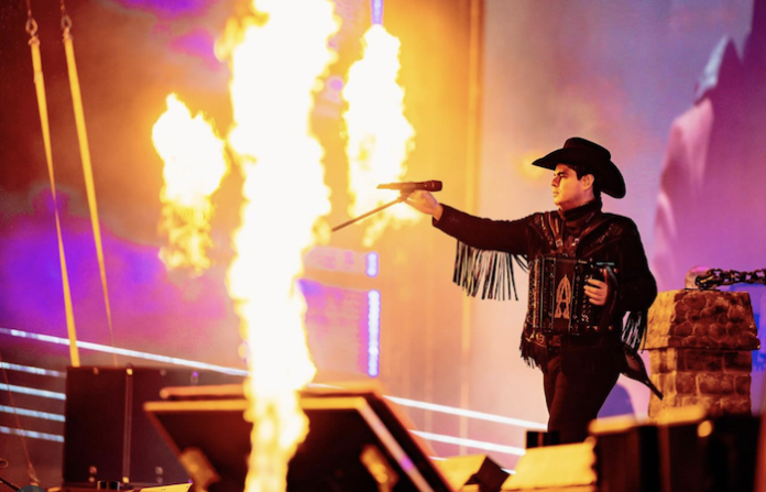 Alfredo Olivas detiene concierto tras recibir misterioso objeto ¿Qué pasó?