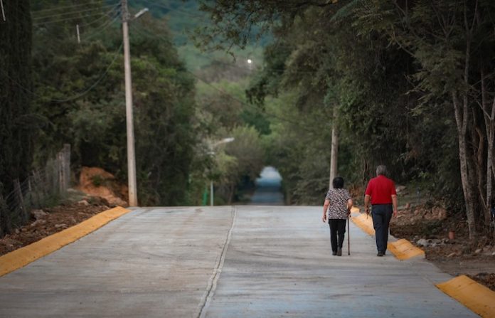 Santiago cumple a comunidad de San Pedro con pavimentación y servicios