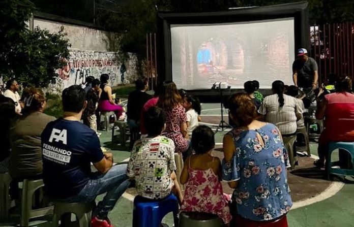 Fernando Aguirre lleva el cine a las colonias para fortalecer la convivencia familiar
