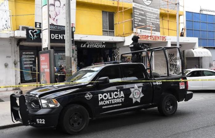 Policía de Monterrey apoya cateo en negocio de autopartes asegurado por presunto robo