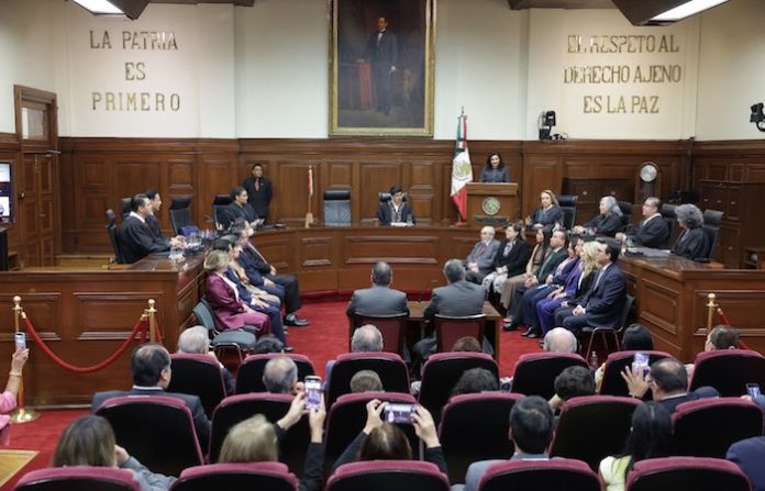 Video: Confunden himno nacional de México con canción de Marc Anthony en sesión solemne de la Corte