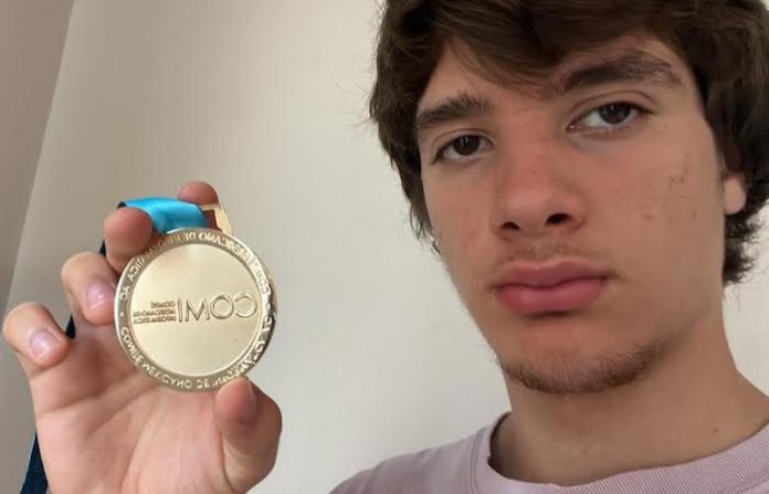 Demuestra alumno de Prepa UDEM talento excepcional entre mejores programadores jóvenes