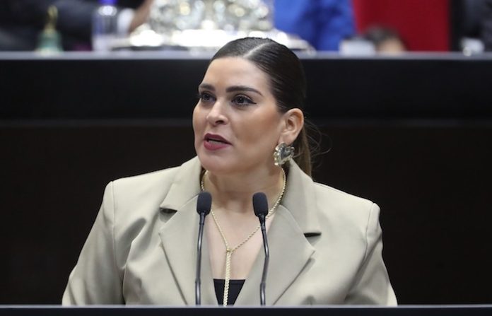 Plantea Ana González garantizar agua potable y sanitarios dignos como requisito para operar escuelas