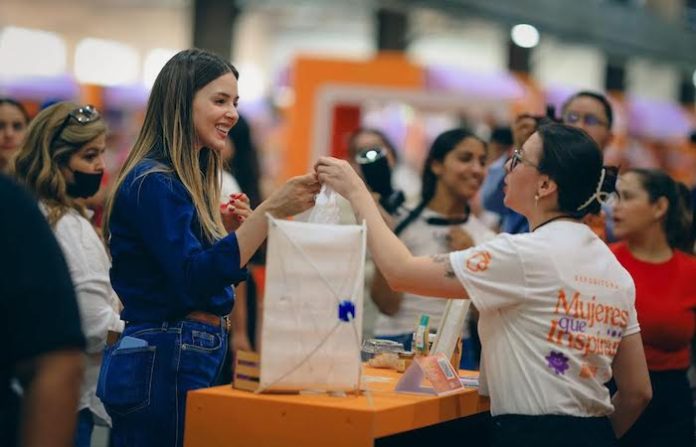 Mariana y Samuel inauguran “Mujeres que Inspiran”, edición especial del Mercado Hecho en Nuevo León