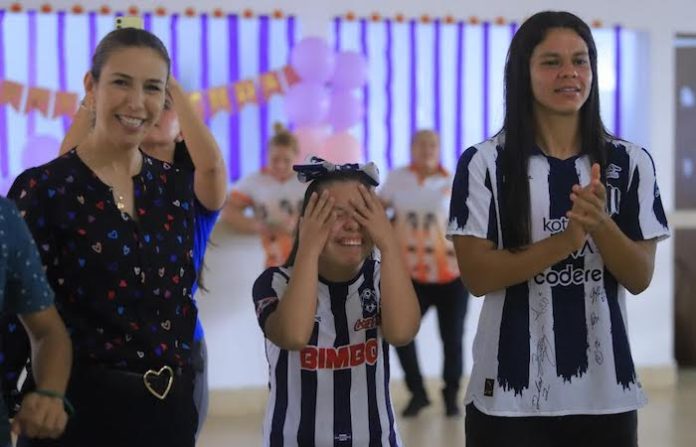 Jugadoras de Rayadas comparten una tarde de inclusión en Guadalupe