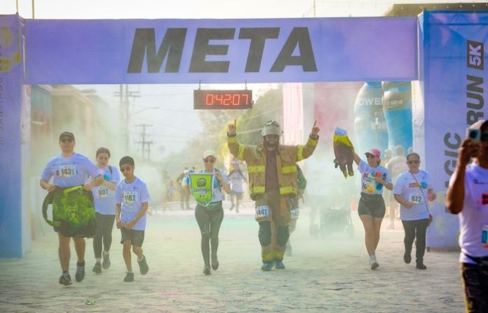 Más de 1,600 corredores tiñen de color las calles de Santiago en la Magic Color Run 2025