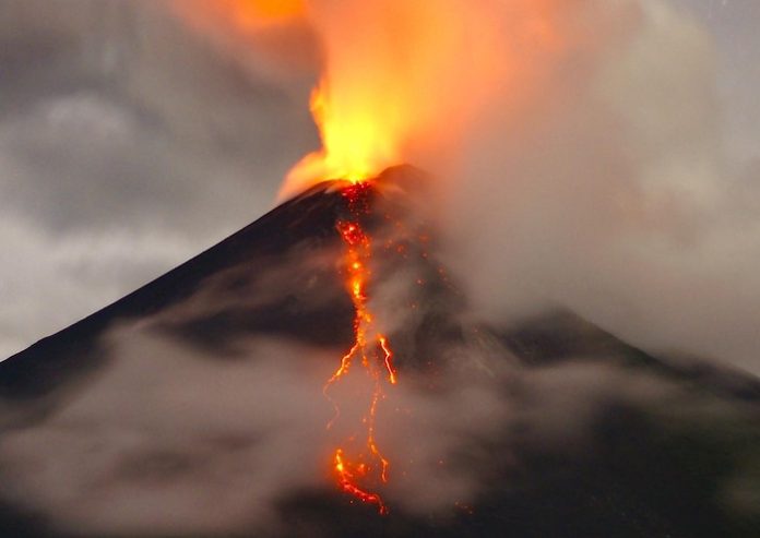 Volcán ecuatoriano Reventador emite gases y ceniza a 1.300 metros de altura