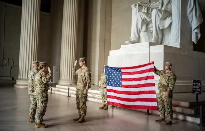 Militares de EU “no podrán recibir su pago” en noviembre por el cierre del Gobierno, advierte el secretario del Tesoro