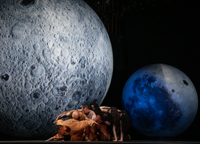 Una luna monumental hipnotiza al público con “Delay” en el Teatro de la Ciudad