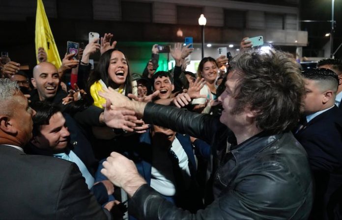 Video: Las acciones y los bonos de Argentina se disparan y cae el Riesgo País tras el triunfo electoral del oficialismo