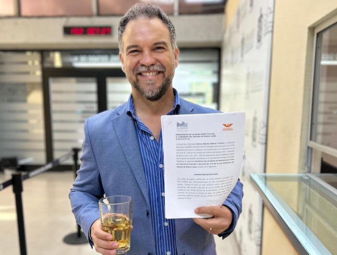 Mario Salinas propone sanciones por tirar colillas y refuerza medidas para proteger el medio ambiente