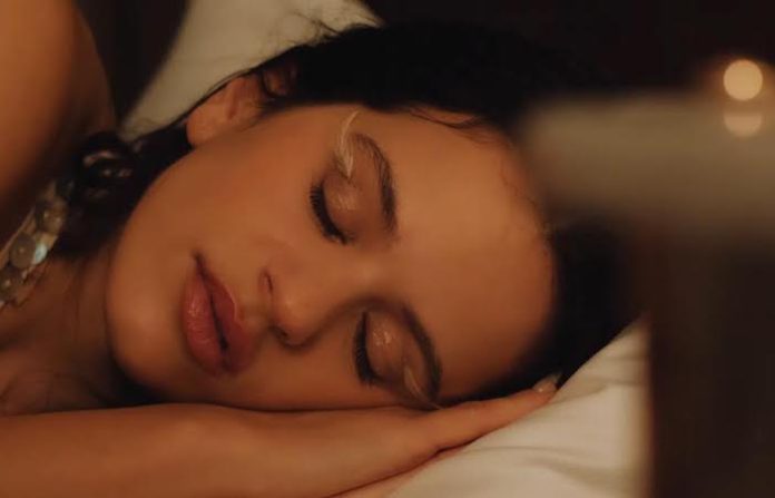 Rosalía estrena “Berghain” con un video que derrite como terrón de azúcar