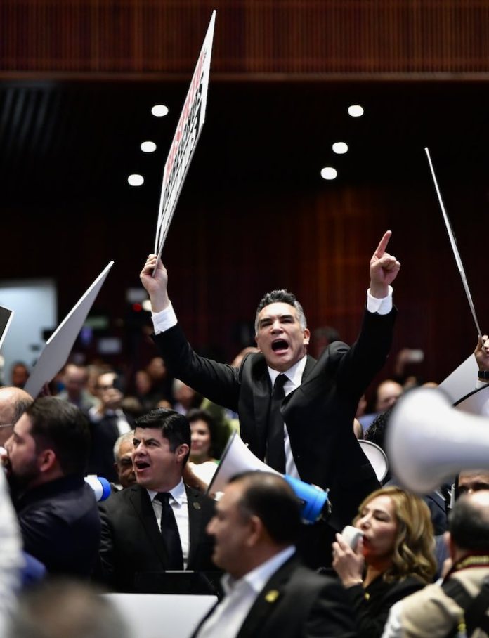 El PRI en México llegará a las elecciones intermedias con menos militantes y sin aliados