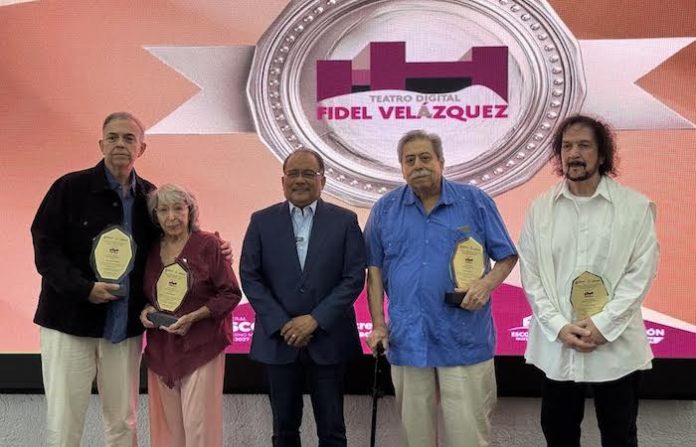 Escobedo rinde tributo a los grandes maestros del teatro nuevoleonés