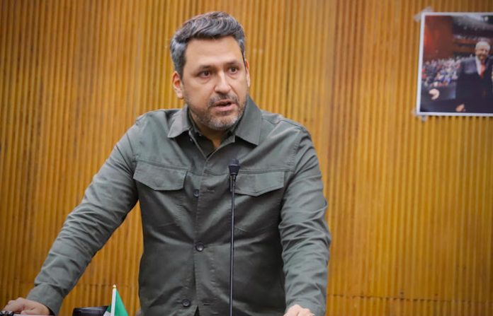 Tomás Montoya plantea incentivos laborales para apoyar a cuidadoras de menores con discapacidad