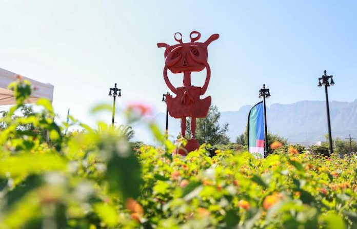 San Pedro da la bienvenida a la escultura monumental ‘Niña Cangrejo’