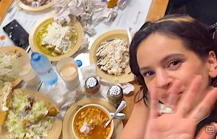 Rosalía se echa un pozole en La Casa de Toño antes de presentar su nuevo disco en CMDX