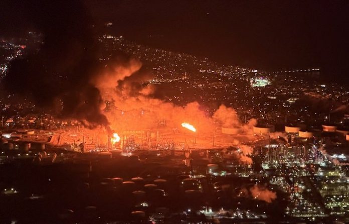 Un fuerte incendio estalla en una refinería de Chevron en el sur de California