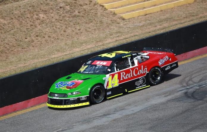 Alex de Alba hace historia y gana en casa la tercera fecha de playoffs de NASCAR México