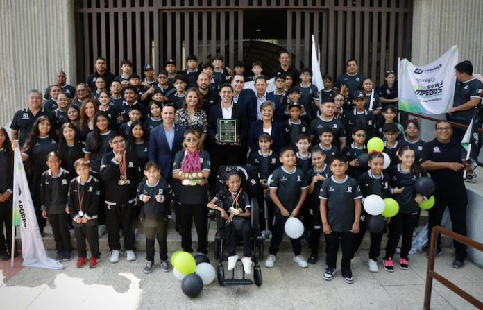 Rinde Congreso homenaje a deportistas de Apodaca por su cuarto campeonato estatal consecutivo