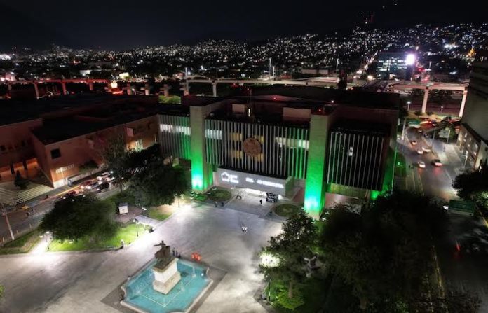Palacio Municipal se ilumina de verde en apoyo a personas con parálisis cerebral