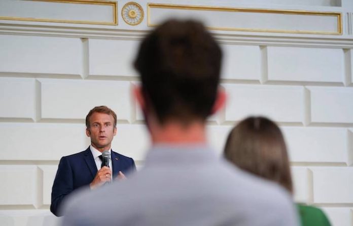 Ante debacle del Gobierno francés, aliado de Macron le pide que renuncie a la presidencia