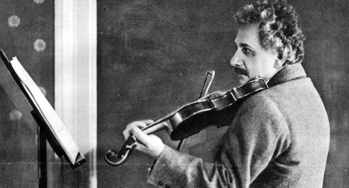 El primer violín de Einstein se vende por casi 1,5 millones de dólares