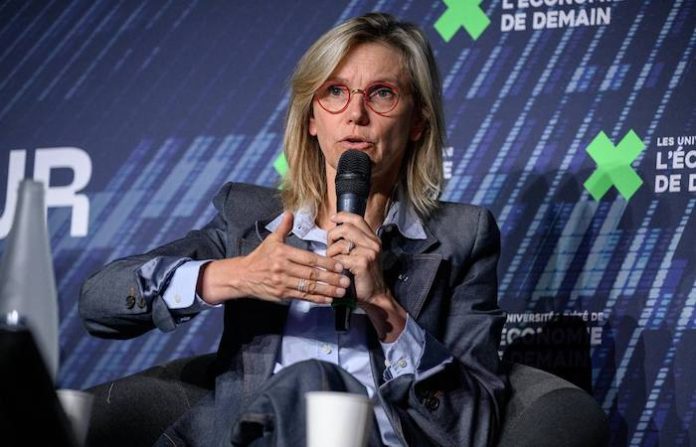 Funcionaria francesa se disculpa con la ciudadanía por el “circo” político en el país